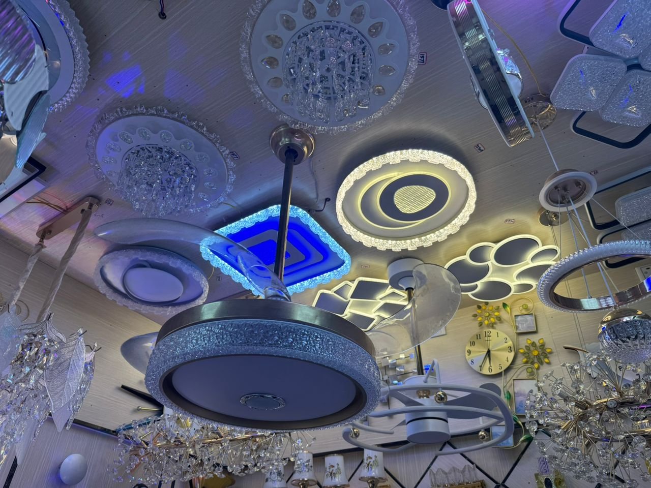 Suspension circulaire avec décoration intérieure élégante